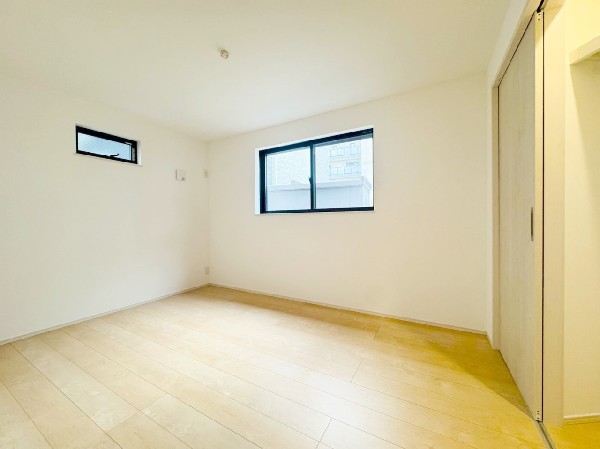 2面採光でお部屋の隅々まで明るい印象の居室。おひさまの光を、爽やかな風をたっぷりと取り込めます。