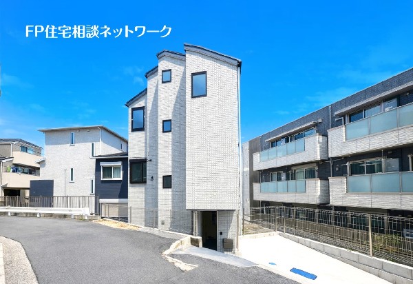 外観:スーパー・コンビニは徒歩2分！保育園、幼稚園、小学校は徒歩10分以内にありファミリーに快適な住環境。