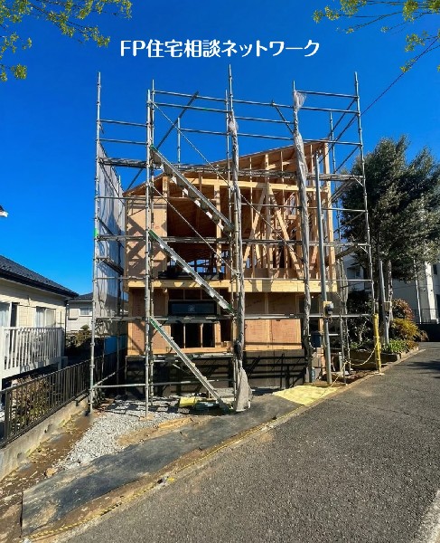 外観:自然豊かな「長坂谷公園」まで徒歩3分。四季を通じて自然と触れ合えるスポットが周辺には盛りだくさん！