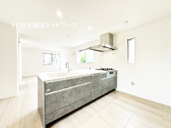 リビングのお子様を見守りながらお料理が出来る対面式カウンターキッチン。ご家族との会話がはずみます。