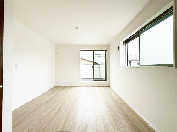 2面採光でお部屋の隅々まで明るい居室。バルコニーにも出られて、爽やかな風をたっぷりと取り込めます。