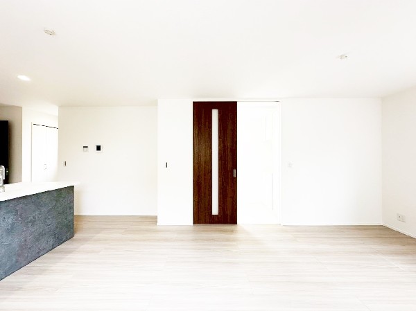 南に大きく面した掃出し窓から光が降りそそぐ開放的なリビング。自然の恵みが、快適で心地の良い空間を演出