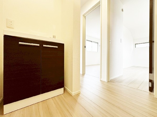 ゆとりの洗面スペースで朝の身支度も快適スムーズに。鏡の裏にはたっぷりと収納スペースがあります。