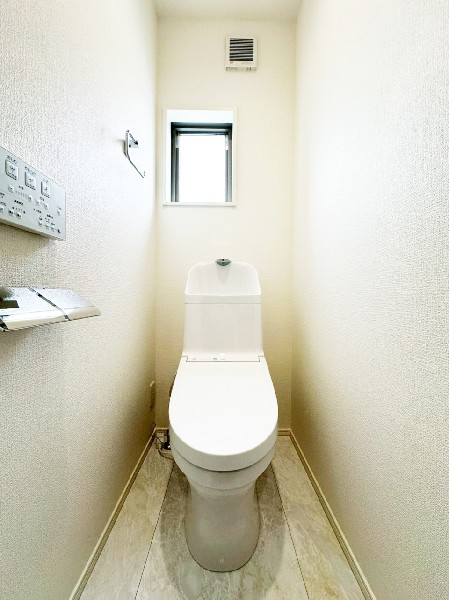 トイレは1階と2階に2カ所あります。朝の忙しい時間も慌てることなく使用できるので助かりますね。