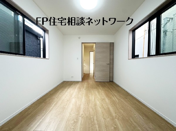 2面採光でお部屋の隅々まで明るい印象の居室。おひさまの光、爽やかな風をたっぷりと取り込めます。