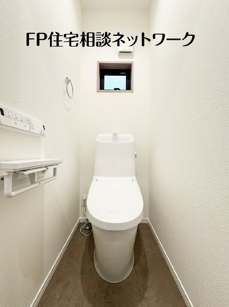 ウォシュレット、暖房便座機能付のトイレです。2階と3階の2カ所に設置しており忙しい朝も便利です。