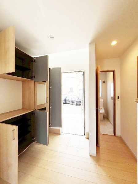 玄関ホールは吹き抜けになっておりおしゃれで落ち着きのあるつくり。家族を暖かく迎え入れてくれそうですね。