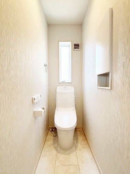 窓があるので陽ざしが入り明るいトイレ。洗浄機能付き便座を標準装備しています。1階と2階にあります。