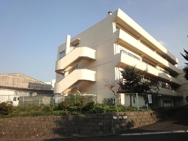 周辺環境:上の宮中学校(校訓は「努力、自立、敬愛」。校庭や体育館の設備が充実し、部活動の数も多い。)