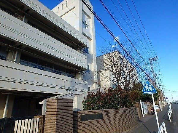 周辺環境:浦島丘中学校(昭和22年創立、各学年5～6クラスの綱島街道沿いにある中学校です。校庭が広く、部活も盛んです。)