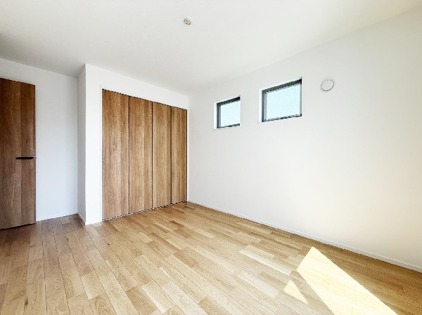 収納力が豊富な大型クローゼット。普段着やスーツはもちろんのこと、コート類などもしっかり掛けられます