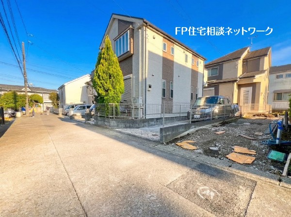 外観:前面道路は4.6ｍ幅の道路。車通りが少なく敷地との高低差もないので、車の出入りがしやすいですね。