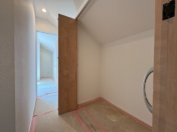 2階廊下にも収納を設けており、掃除用具や書類、防災用品などをしまうのに便利。ご家族みんなで使えます。