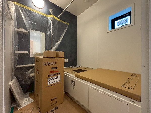 ゆったり入れる１坪タイプの浴室。雨の多い時季のお洗濯に重宝する浴室換気乾燥機付。追炊きオートバス付。