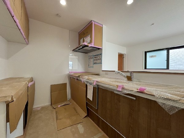 機能性とデザイン性を兼ね備えた嬉しいキッチン。食器洗乾燥機付きなので後片付け楽々。嬉しい浄水器も。