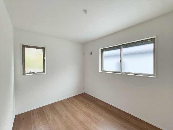 2面採光でお部屋の隅々まで明るい居室。バルコニーにも出られて、爽やかな風をたっぷりと取り込めます。