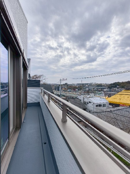 2部屋にまたがる広々バルコニー。南に大きく面したバルコニーでお洗濯もあっという間に乾きそうですね。