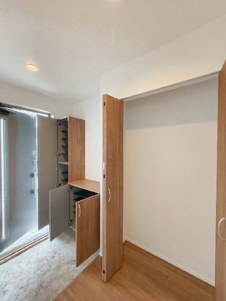 玄関ホールがスッキリ広々としていると帰る時も出ていく時も気持ちが良い。来客にも好印象を与えます。