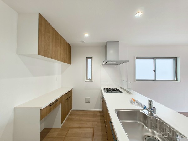 機能性とデザイン性を兼ね備えた嬉しいキッチン。食器洗乾燥機付きなので後片付け楽々。嬉しい浄水器も。