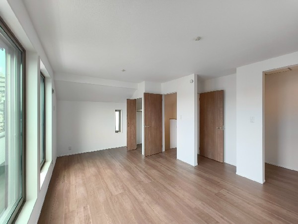 光を沢山取り込める大きな窓。日差しを長時間受ける事が出来る暖かいお部屋です。