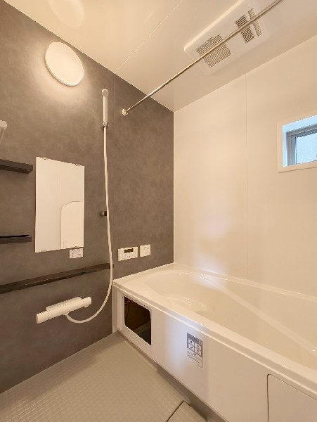 ゆったり入れる１坪タイプの浴室。雨の多い時季のお洗濯に重宝する浴室換気乾燥機付。追炊きオートバス付。