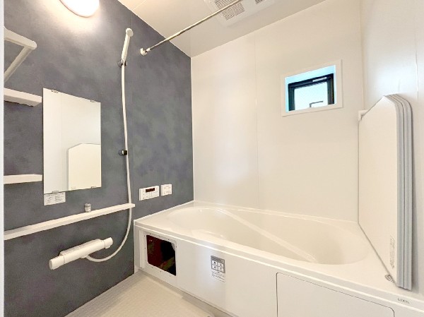 ゆったり入れる１坪タイプの浴室。雨の多い時季のお洗濯に重宝する浴室換気乾燥機付。追炊きオートバス付。