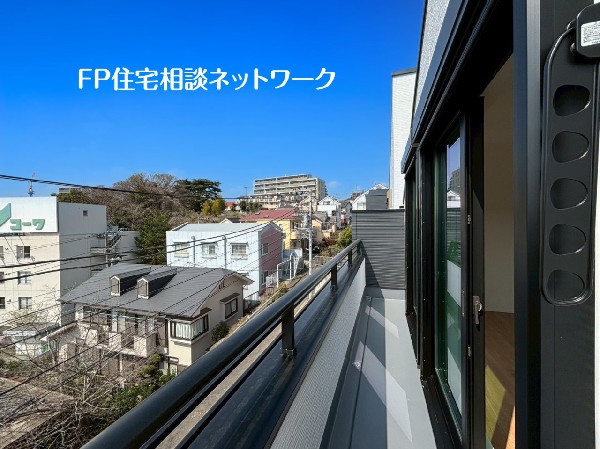 太陽の光と爽やかな風を受けたお洗濯物はあっという間に乾き、取りこむ時には太陽の匂いを感じられそう。  
