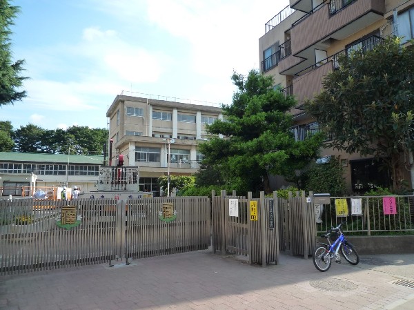 周辺環境:750(豊顕寺市民の森に繋がるせせらぎ緑道沿いにある小学校。校内にほたるドームがあり、愛育活動をしています。)