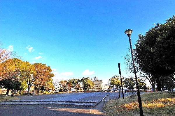 周辺環境:反町公園(アスレチック、ブランコなどがある遊具広場、地域行事などが行われる広場があり、ゆったり遊べる公園です。)