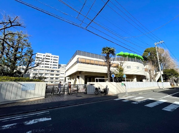 周辺環境:二谷小学校(2025年に創立120周年を迎えた歴史ある小学校。教育目標は「みとめ合い・学び合い・高め合う子」)