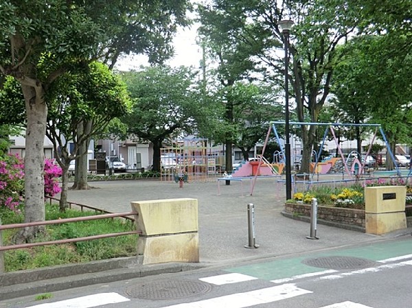 周辺環境:久保町公園(園内には、滑り台・ブランコ・鉄棒・砂場・スプリング遊具・複合遊具などが充実。春には桜が綺麗に咲きます。)