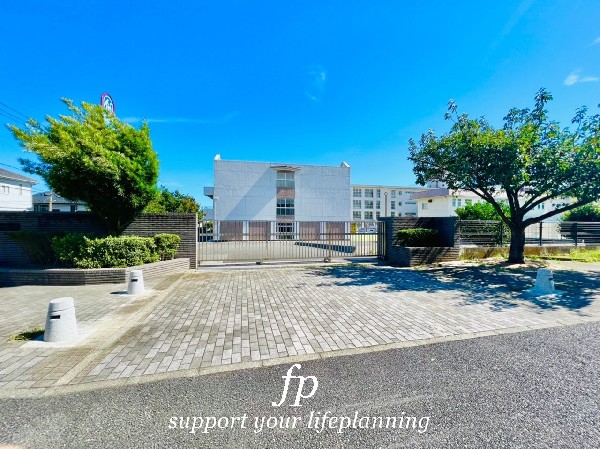 周辺環境:岩井原中学校(創立70年以上の歴史を持つ中学校。生徒会活動や交流行事が活発で、学びと成長の機会が豊富です。)