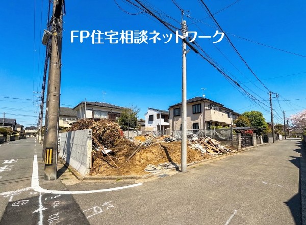 外観:南側が道路に面し、日当り良好。