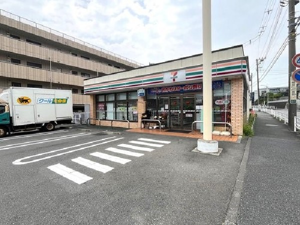 周辺環境:セブンイレブン横浜菅田町店(近所にあるだけで便利なコンビニ。暮らしに便利なサービスはもちろん、オリジナル食品も魅力的ですね。)