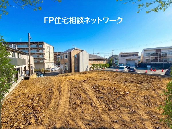 外観:約82坪の広大な更地が叶える、開放感あふれる暮らし。日当たり良好なこの場所で、家族の夢が広がります。