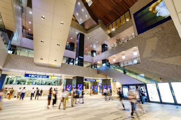 周辺環境:横浜駅(東横線／みなとみらい線・JR各線・京急・相鉄・横浜市営地下鉄の11路線が乗り入れるターミナル駅です。)