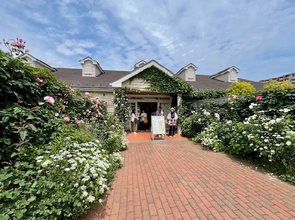 周辺環境:横浜イングリッシュガーデン(約二千坪の敷地に、1100品種以上のバラと3000品種以上の植物を展示した都会のオアシス的ガーデン。)