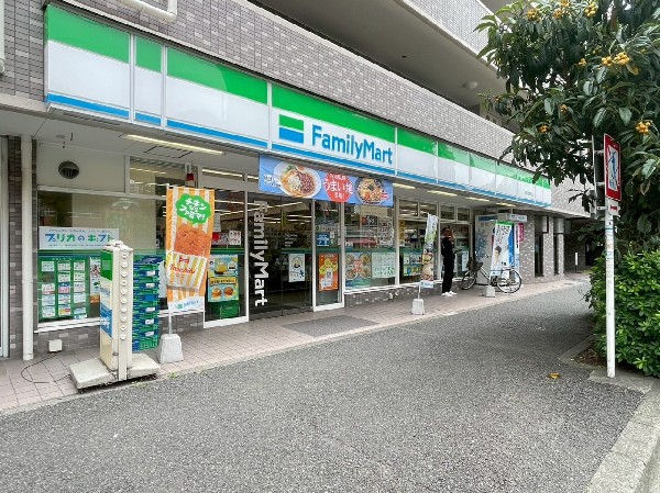 周辺環境:ファミリーマート横浜浅間町店 (時間を問わず、幅広い品物が揃うコンビニ。フライヤー商品やスイーツなど美味しいオリジナル商品が魅力的。)