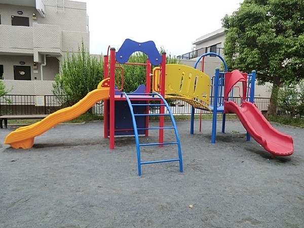 周辺環境:梶山上台公園(住宅街の中ににあります。滑り台などの遊具もあり親子でまったりと遊べる公園です。)