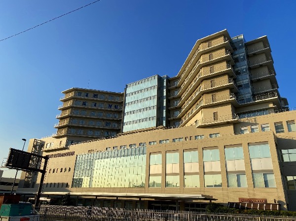 周辺環境:済生会横浜市東部病院(急性期医療を？える病院。地域の皆さまに最先端医療を提供できるよう、常に「？歩先の医療」を目指している)