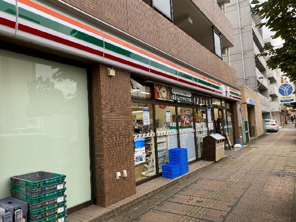 周辺環境:セブンイレブン横浜三ツ沢下町店(時間を問わず、幅広い品物が揃うコンビニ。日常生活に深く関係する最重要施設として欠かせない存在です。)