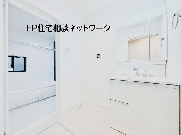 ゆとりの洗面スペースで朝の身支度も快適スムーズに。鏡の裏にはたっぷりと収納スペースがあります。