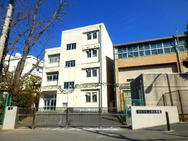 周辺環境:三保小学校(教育目標は、互いに思いやり、人や地域とかかわり合いながら、進んで学び、高め合う子「元気　勇気　根気」)