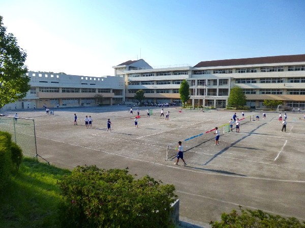 周辺環境:十日市場中学校(創立60年以上の歴史ある中学校。校舎が新しく綺麗です。教育目標は「自ら学び、つながり、共に生きる」。)