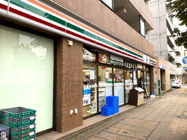 周辺環境:セブンイレブン横浜三ツ沢下町店(近くて便利、期待以上の品質を提供するコンビニ。セブンイレブンの商品を最短30分で届ける7NOW取扱店。)