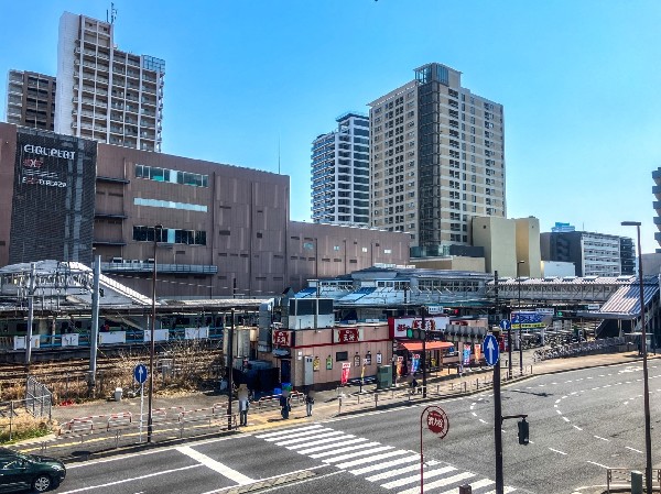 周辺環境:東神奈川駅(京浜東北線と横浜線が乗り入れる駅。横浜市内はもちろん、都心方面へのアクセスも良好で、通勤・通学に便利。)