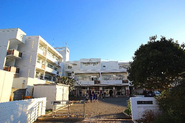 周辺環境:栗田谷中学校(丘の上に位置する自然豊かな中学校。部活動が盛んに行われ、特に陸上部は全国大会の出場もあるようです。)
