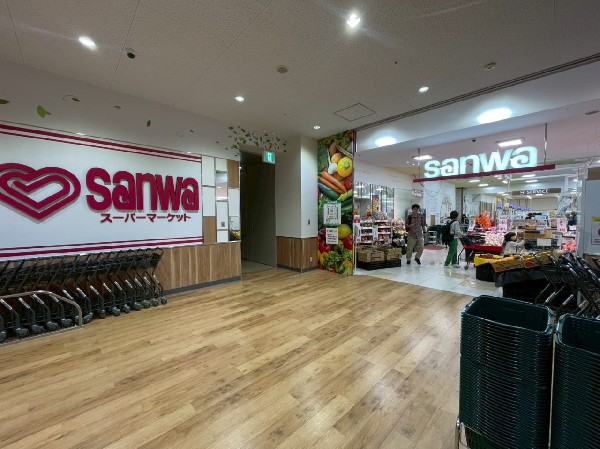 周辺環境:スーパー三和　横浜鶴見店 (島忠ホームズの3階にある大型スーパー。3階の駐車場に直結しているので、週末のまとめ買いも便利ですね。)