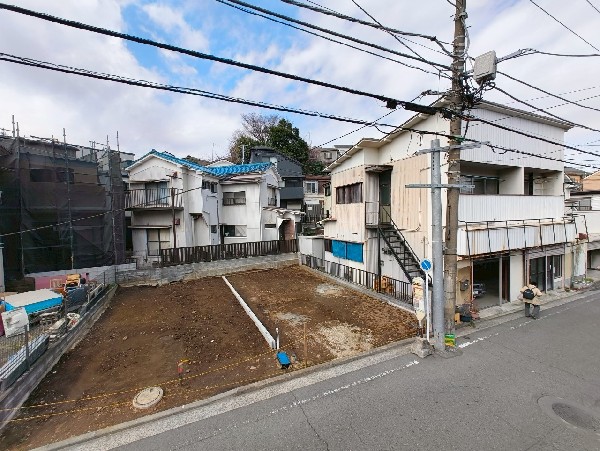 外観:南東側には建物がなく、空が広く開放感があり、陽当りを大きく遮られることもありません。