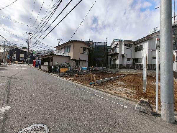 外観:前面道路は幅5.7ｍの公道。十分な広さがあるので車のすれ違いもらくらく。駐車もしやすいですね。